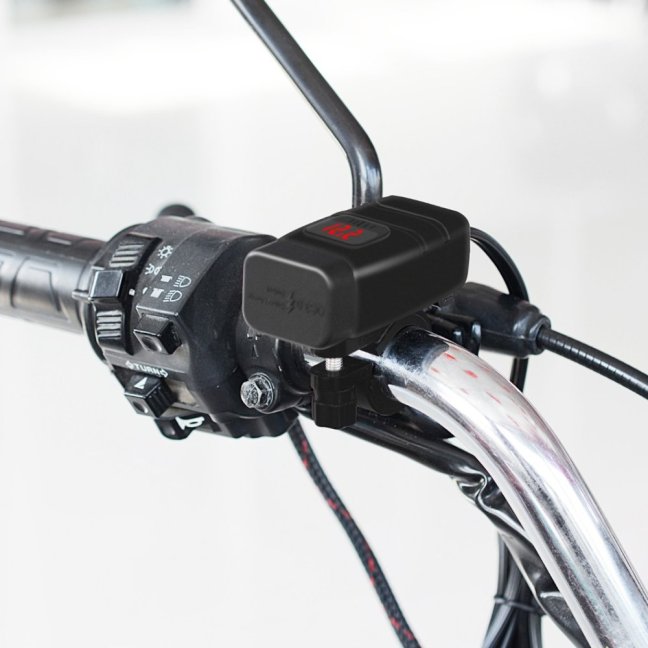 Zásuvka COMPACT2 na motorku 12v s vypínačem, voltmetrem, 1xUSB-A a 1xUSB-C, QuickCharge 3,4A, kompaktní 2 - Barva voltmetru zásuvky: červené číslice voltmetru
