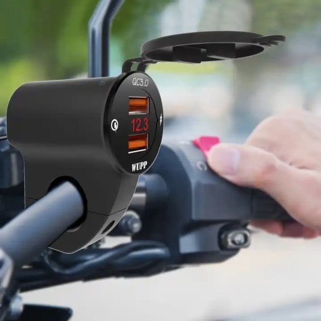 Zásuvka na motorku na řidítka s externím vypínačem 12v 2xUSB 18w s quickcharge 3.0 ultrarychlým nabíjením