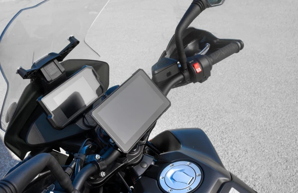 Interphone displej RideSync 70 – Zrcadlení na motorku